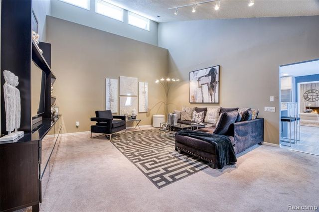 5292 Pond Bluff Drive, West Bloomfield, MI 48323