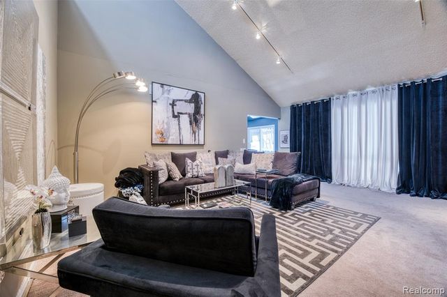 5292 Pond Bluff Drive, West Bloomfield, MI 48323