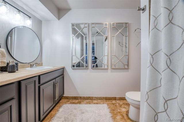 5292 Pond Bluff Drive, West Bloomfield, MI 48323