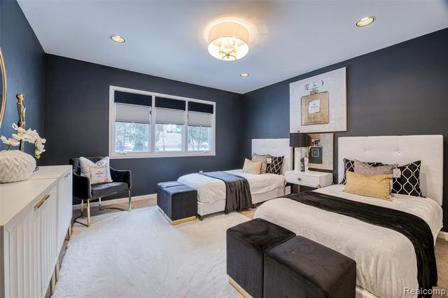 5292 Pond Bluff Drive, West Bloomfield, MI 48323