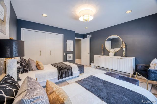 5292 Pond Bluff Drive, West Bloomfield, MI 48323