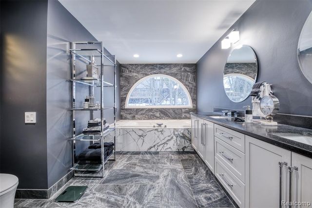 5292 Pond Bluff Drive, West Bloomfield, MI 48323