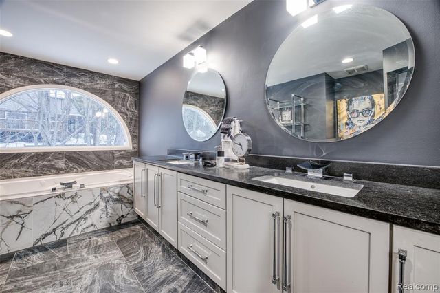 5292 Pond Bluff Drive, West Bloomfield, MI 48323