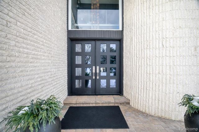 5292 Pond Bluff Drive, West Bloomfield, MI 48323