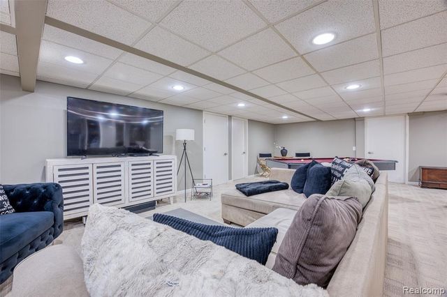 5292 Pond Bluff Drive, West Bloomfield, MI 48323