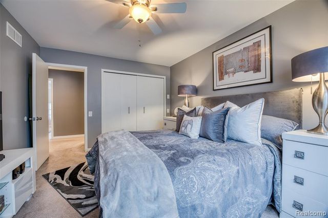 5292 Pond Bluff Drive, West Bloomfield, MI 48323