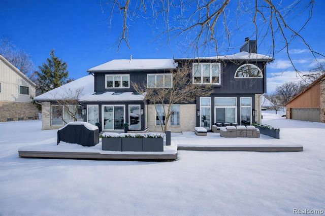 5292 Pond Bluff Drive, West Bloomfield, MI 48323