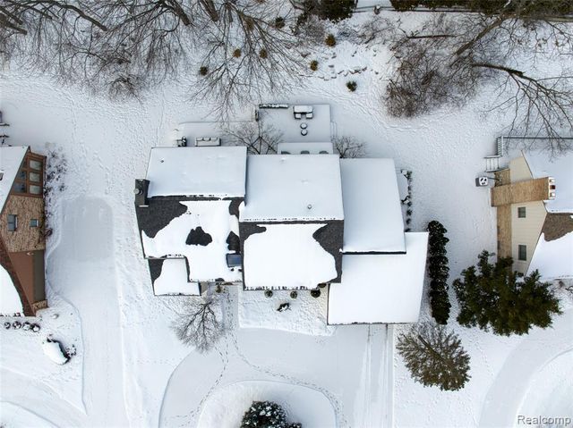 5292 Pond Bluff Drive, West Bloomfield, MI 48323