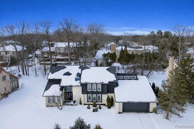 5292 Pond Bluff Drive, West Bloomfield, MI 48323