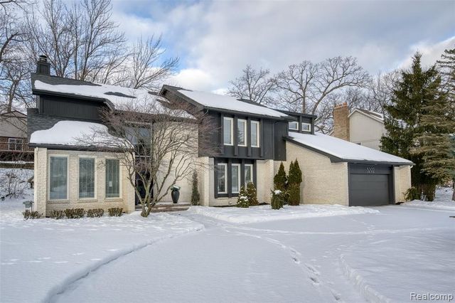 5292 Pond Bluff Drive, West Bloomfield, MI 48323