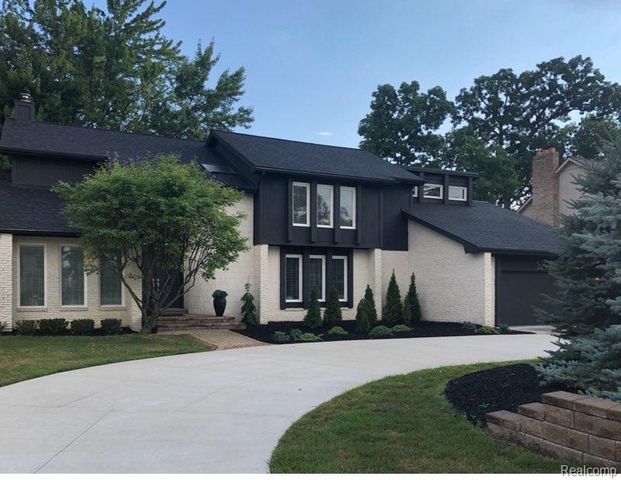 5292 Pond Bluff Drive, West Bloomfield, MI 48323