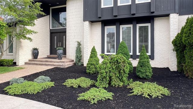 5292 Pond Bluff Drive, West Bloomfield, MI 48323