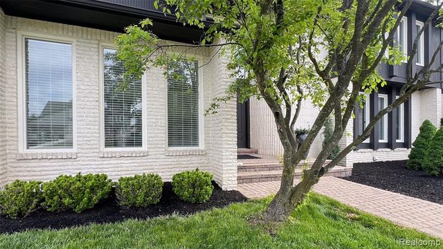 5292 Pond Bluff Drive, West Bloomfield, MI 48323