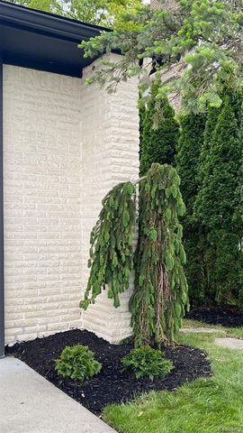 5292 Pond Bluff Drive, West Bloomfield, MI 48323