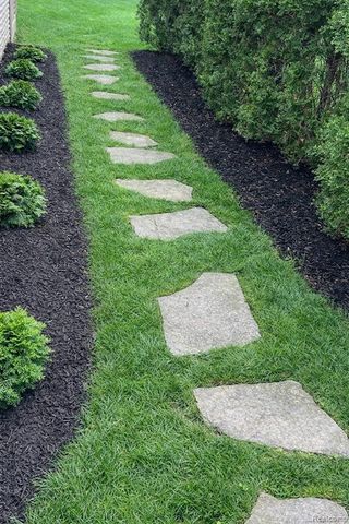 5292 Pond Bluff Drive, West Bloomfield, MI 48323