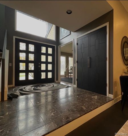 5292 Pond Bluff Drive, West Bloomfield, MI 48323