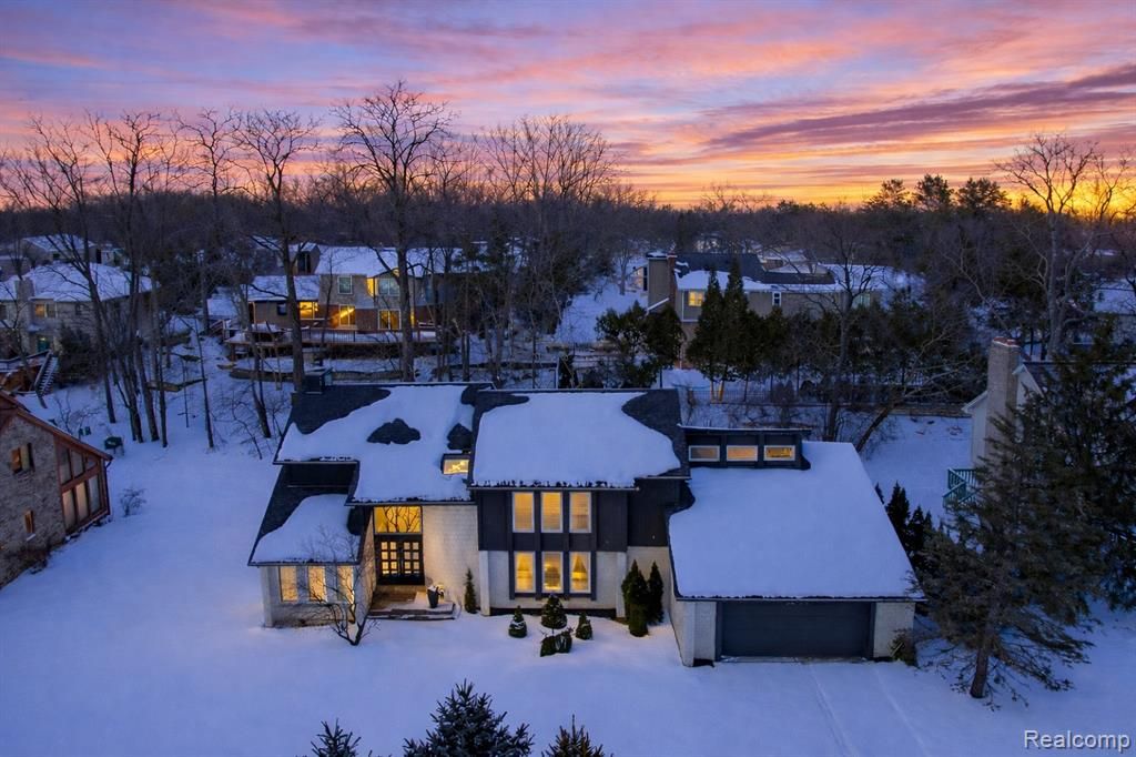 5292 Pond Bluff Drive, West Bloomfield, MI 48323