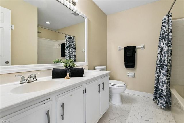 109 Cheltenham Way Apt A, Yorktown, VA 23693