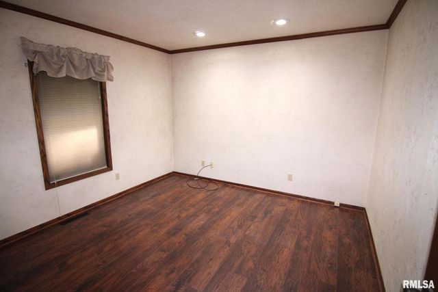 5 E TIMBERLINE Drive, Blue Grass, IA 52726