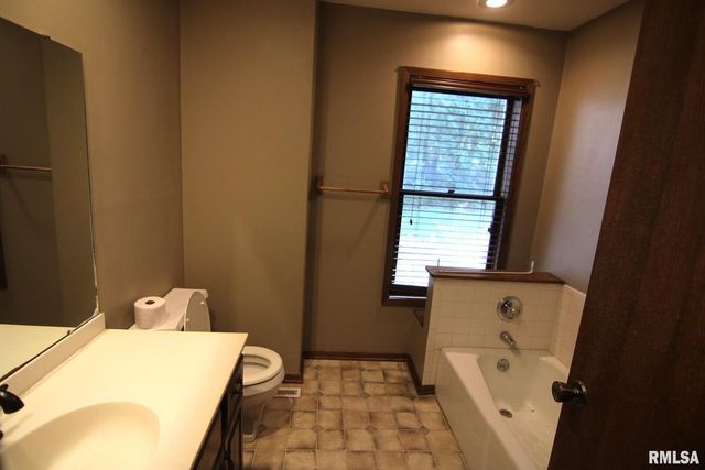 5 E TIMBERLINE Drive, Blue Grass, IA 52726