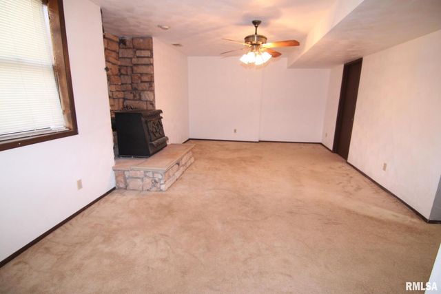 5 E TIMBERLINE Drive, Blue Grass, IA 52726