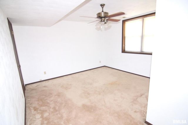 5 E TIMBERLINE Drive, Blue Grass, IA 52726