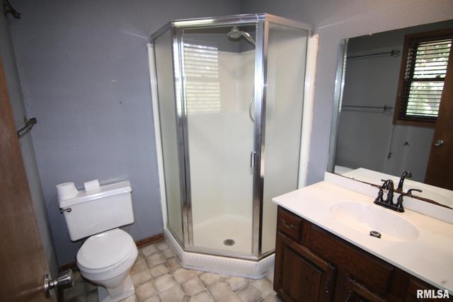 5 E TIMBERLINE Drive, Blue Grass, IA 52726