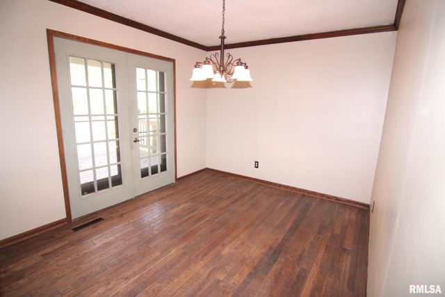 5 E TIMBERLINE Drive, Blue Grass, IA 52726