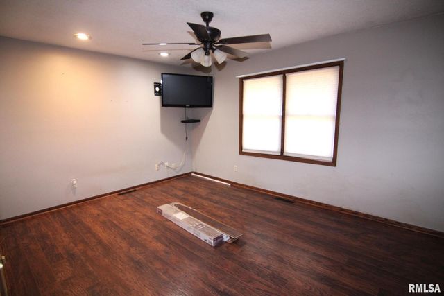 5 E TIMBERLINE Drive, Blue Grass, IA 52726