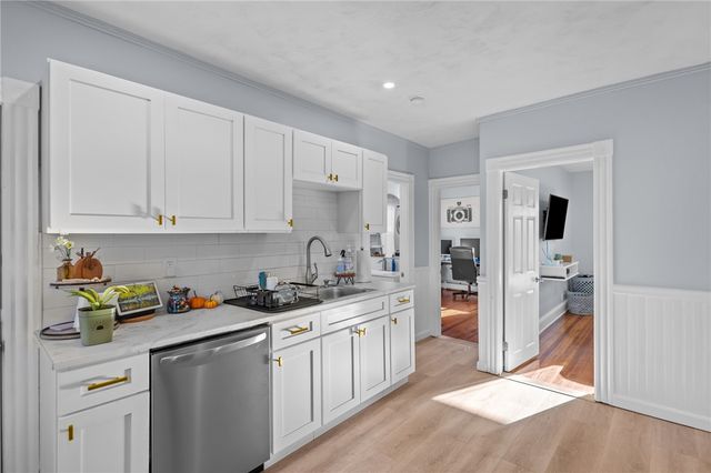 27 Ferncliff Avenue, North Providence, RI 02911