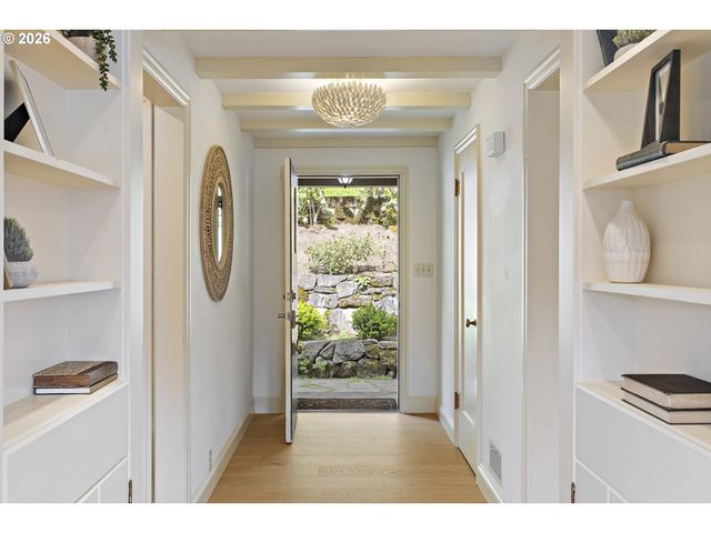 2430 SUMMIT Ct, Lake Oswego, OR 97034