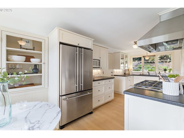 2430 SUMMIT Ct, Lake Oswego, OR 97034