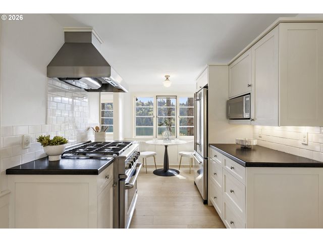 2430 SUMMIT Ct, Lake Oswego, OR 97034
