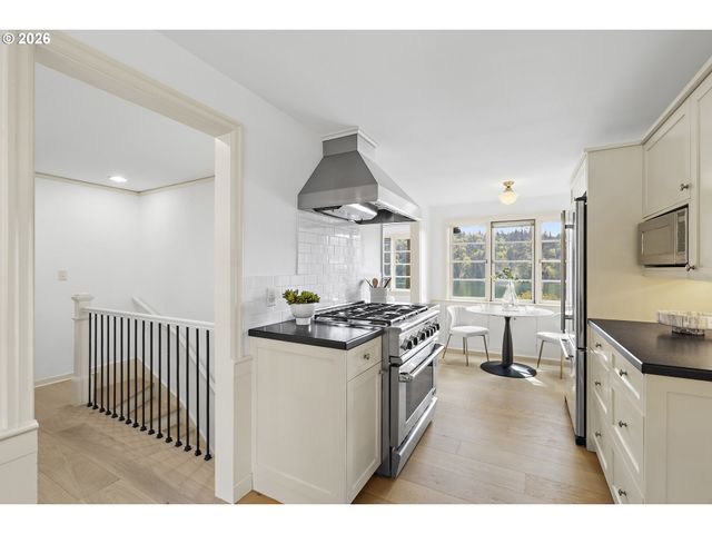 2430 SUMMIT Ct, Lake Oswego, OR 97034