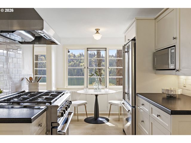 2430 SUMMIT Ct, Lake Oswego, OR 97034