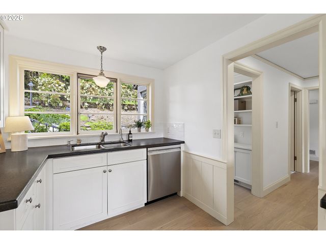 2430 SUMMIT Ct, Lake Oswego, OR 97034