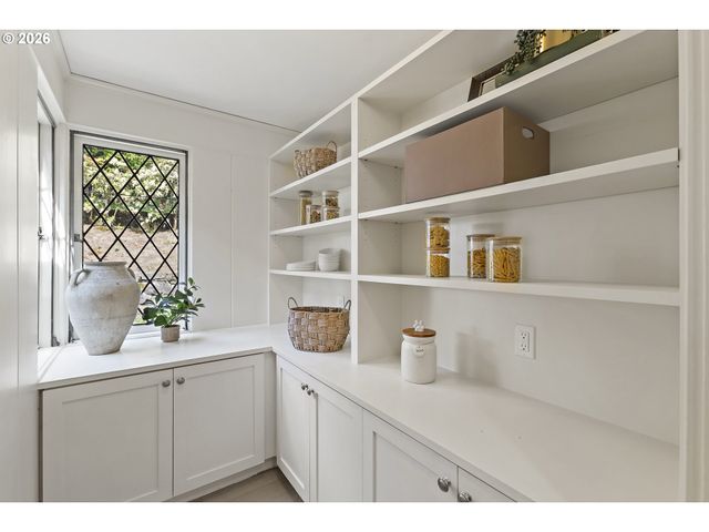 2430 SUMMIT Ct, Lake Oswego, OR 97034