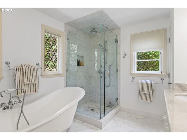 2430 SUMMIT Ct, Lake Oswego, OR 97034