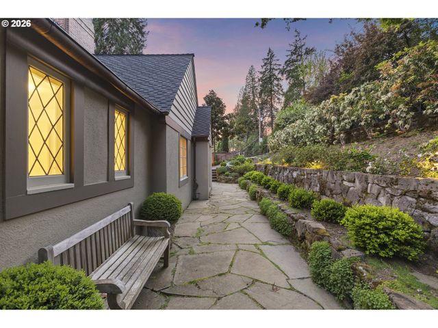 2430 SUMMIT Ct, Lake Oswego, OR 97034