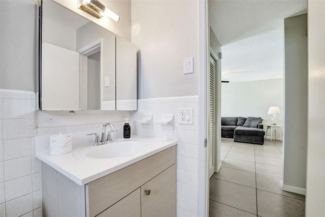 1623-1625 NE 45th Street, Oakland Park, FL 33334