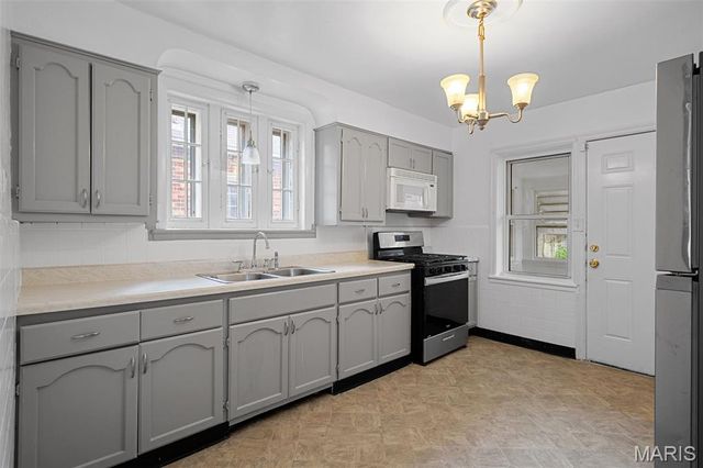 6012 North Pointe Boulevard, St Louis, MO 63147