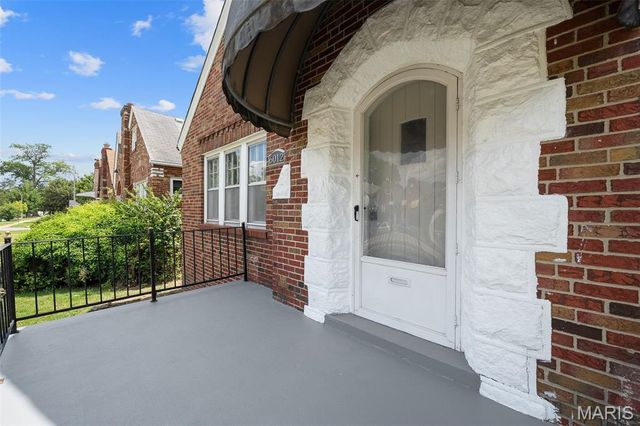 6012 North Pointe Boulevard, St Louis, MO 63147