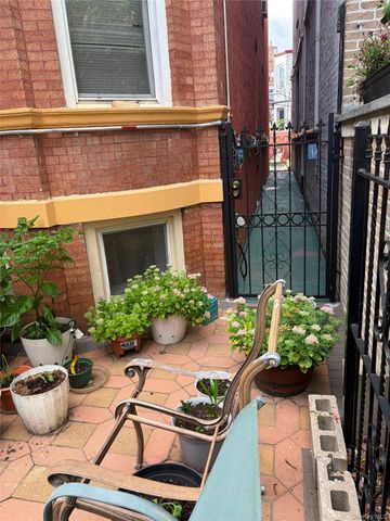 27 Stephens Court 1F, Brooklyn, NY 11226