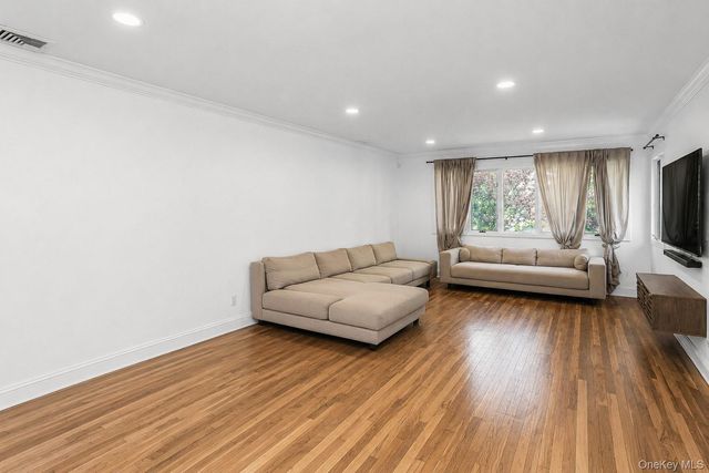 24 Lewis Lane, Port Washington, NY 11050