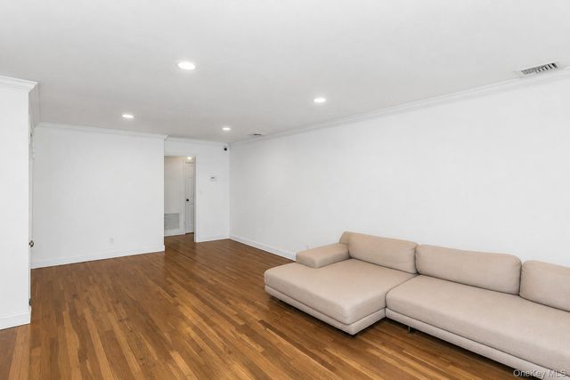 24 Lewis Lane, Port Washington, NY 11050