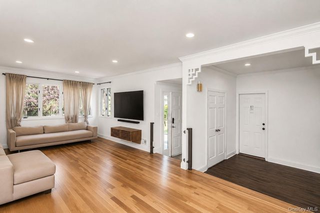 24 Lewis Lane, Port Washington, NY 11050