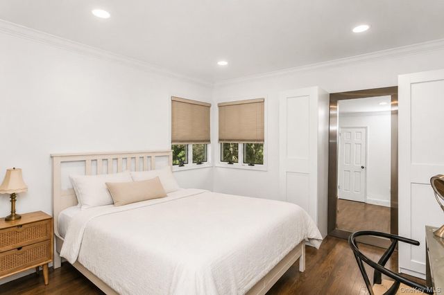 24 Lewis Lane, Port Washington, NY 11050