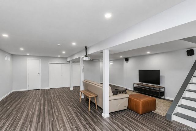 24 Lewis Lane, Port Washington, NY 11050