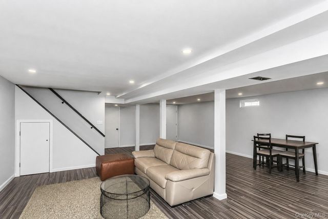 24 Lewis Lane, Port Washington, NY 11050