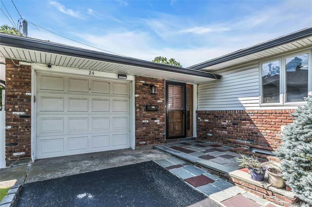 24 Lewis Lane, Port Washington, NY 11050